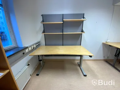 Elektriskt höj och sänkbart skrivbord 180x90 samt bokhylla Kinnarps samt Vägghylla, RUM 212