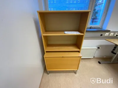 Elektriskt höj och sänkbart skrivbord 180x90 samt bokhylla Kinnarps samt Vägghylla, RUM 212