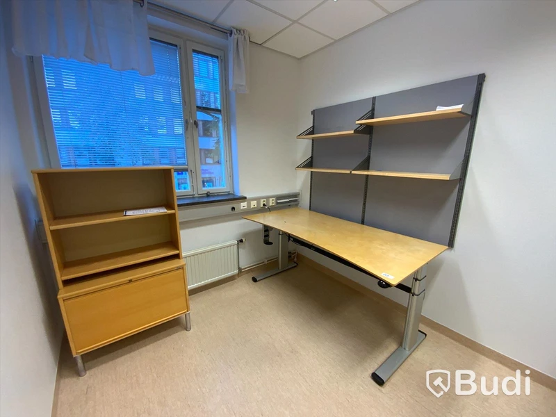 Elektriskt höj och sänkbart skrivbord 180x90 samt bokhylla Kinnarps samt Vägghylla, RUM 212