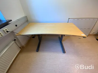 Elektriskt höj och sänkbart skrivbord 180x90 ink kalenderwhiteboard, samt 3st skåp olika storlekar, RUM 250