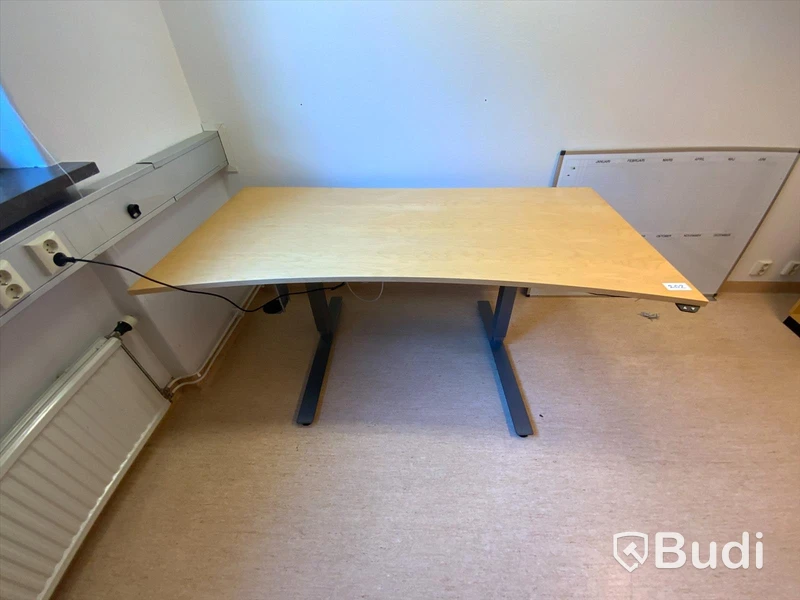 Elektriskt höj och sänkbart skrivbord 180x90 ink kalenderwhiteboard, samt 3st skåp olika storlekar, RUM 250