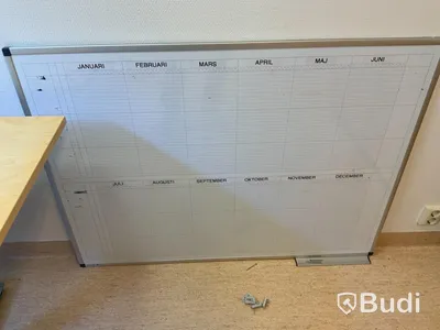 Elektriskt höj och sänkbart skrivbord 180x90 ink kalenderwhiteboard, samt 3st skåp olika storlekar, RUM 250