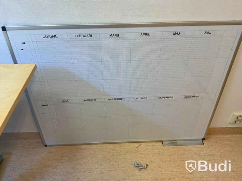 Elektriskt höj och sänkbart skrivbord 180x90 ink kalenderwhiteboard, samt 3st skåp olika storlekar, RUM 250