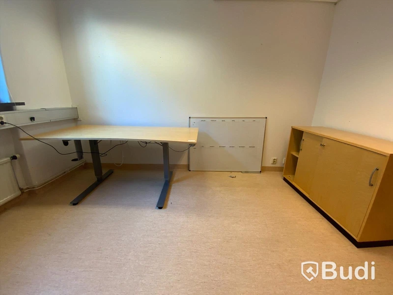 Elektriskt höj och sänkbart skrivbord 180x90 ink kalenderwhiteboard, samt 3st skåp olika storlekar, RUM 250