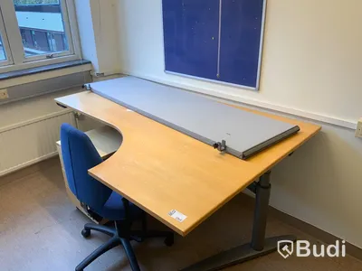 Skrivbord, elektriskt höj- och sänkbart. Inklusive hurts, kontorsstol, skärm och anslagstavla - Rum 3134
