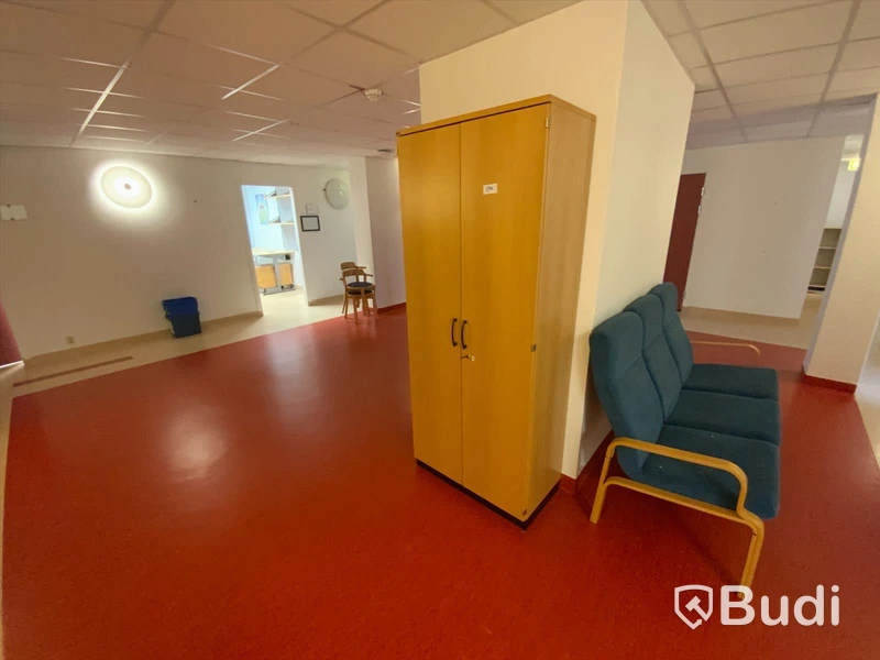 4st EFG Högskåp med nyckel utanför 250
