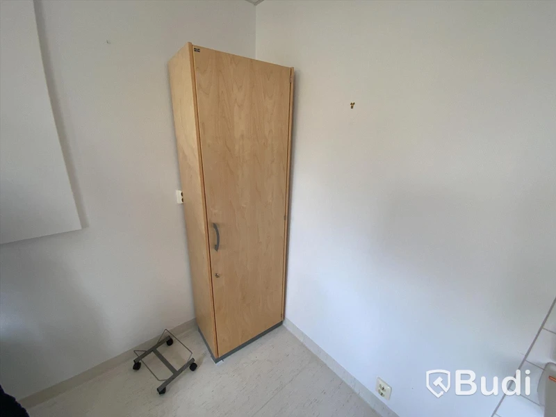 Elektriskt höj och sänkbart skrivbord ink EFG Skrivbordsstolr, 2st besöksstolar samt EFG Högskåp RUM 222