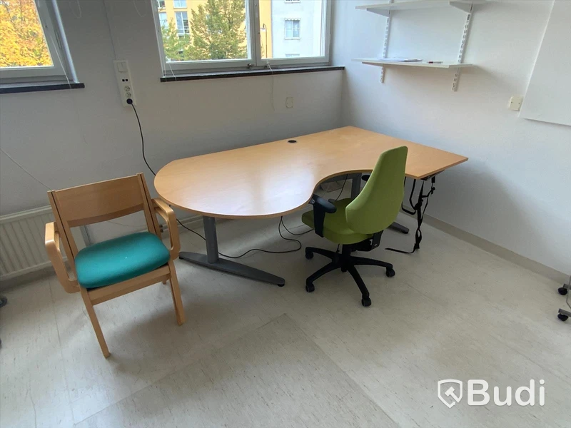Elektriskt höj och sänkbart skrivbord ink EFG Skrivbordsstolr, 2st besöksstolar samt EFG Högskåp RUM 222