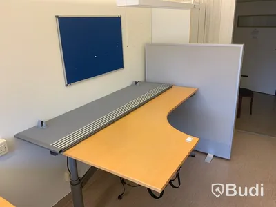 Skrivbord, elektriskt höj- och sänkbart. Inklusive golvskärm, bordsskärm och anslagstavla - Rum 3134
