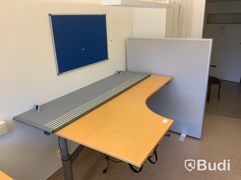 Skrivbord, elektriskt höj- och sänkbart. Inklusive golvskärm, bordsskärm och anslagstavla - Rum 3134