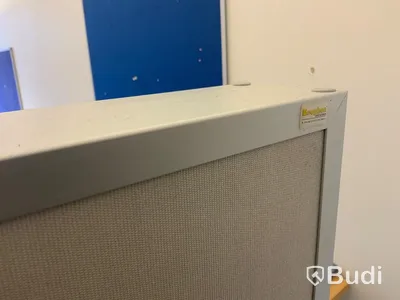 Skrivbord, elektriskt höj- och sänkbart. Inklusive golvskärm, bordsskärm och anslagstavla - Rum 3134