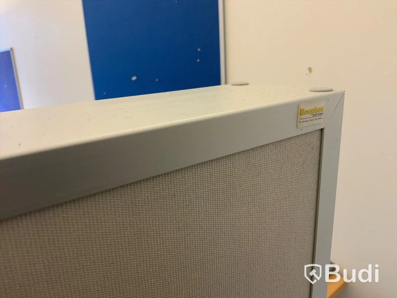 Skrivbord, elektriskt höj- och sänkbart. Inklusive golvskärm, bordsskärm och anslagstavla - Rum 3134