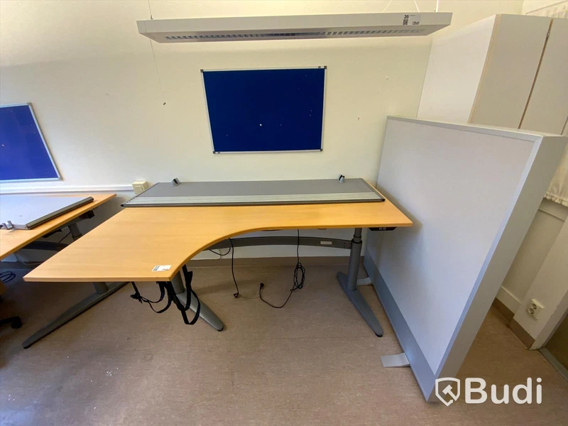 Skrivbord, elektriskt höj- och sänkbart. Inklusive golvskärm, bordsskärm och anslagstavla - Rum 3134