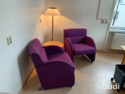2st fåtöljer, litet bord samt golvlampa RUM 228
