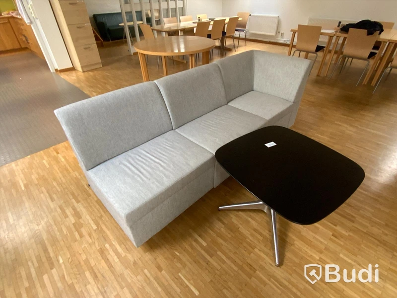 1st soffa EFG samt soffbord, OBS Soffa behöver tvättas RUM 314