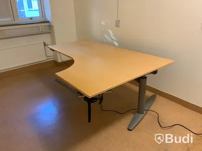Höj och sänkbart skrivbord - Rum 2044