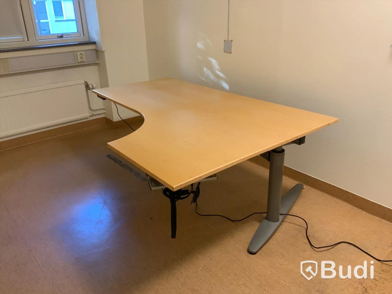 Höj och sänkbart skrivbord - Rum 2044