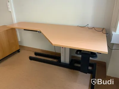 Höj och sänkbart skrivbord inklusive hurts  - Rum 2040