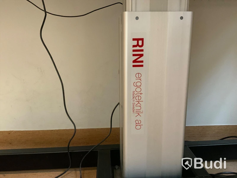 Höj och sänkbart skrivbord inklusive hurts  - Rum 2040