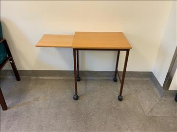 Litet bord på hjul  - Rum 2043