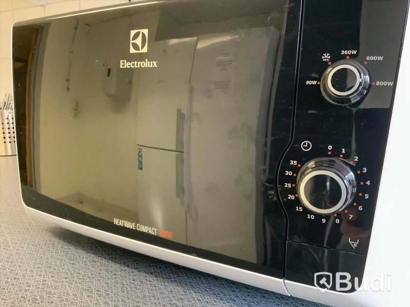 Mikrovågsugn  Electrolux 800W  - Rum 2029