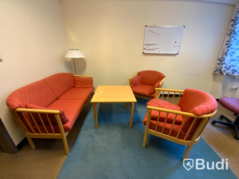 Soffa, fåtölj 2st, bord och golvlampa  - Rum 3127