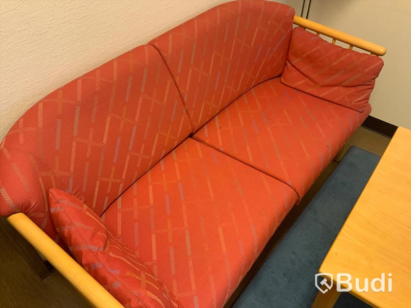 Soffa, fåtölj 2st, bord och golvlampa  - Rum 3127