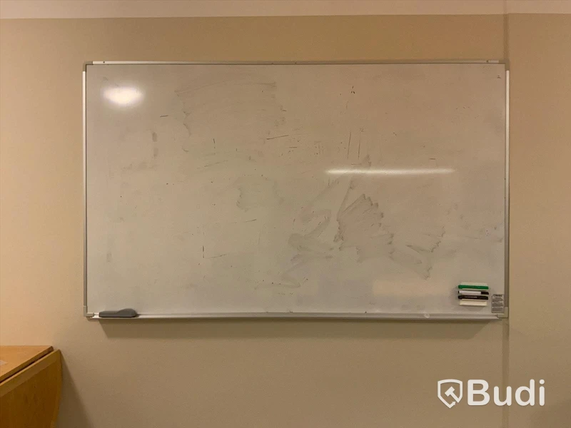Konferensbord och karmstolar 9st inklusive whiteboard - Rum 3115