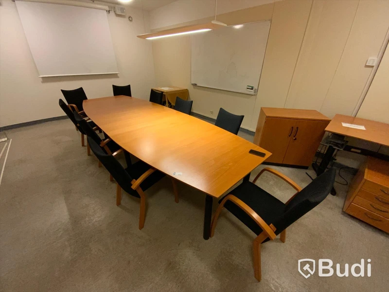 Konferensbord och karmstolar 9st inklusive whiteboard - Rum 3115