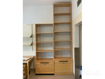 Skrivbord inklusive Hurts 2st, skrivbordsskärm, jalusibokhylla 2st  - Rum 3121