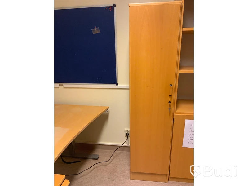 Skrivbord, elektriskt höj- och sänkbart EFG inklusive hurts, kontorsstol EFG och klädskåp  - Rum 3107