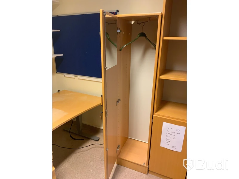 Skrivbord, elektriskt höj- och sänkbart EFG inklusive hurts, kontorsstol EFG och klädskåp  - Rum 3107
