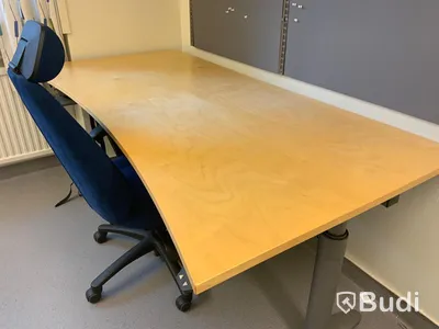 Skrivbord, elektriskt höj- och sänkbart. Inklusive kontorsstol och hyllor 8st, 4 sektioner - Rum 3068