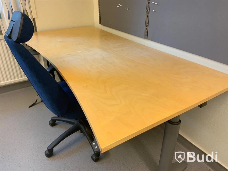 Skrivbord, elektriskt höj- och sänkbart. Inklusive kontorsstol och hyllor 8st, 4 sektioner - Rum 3068