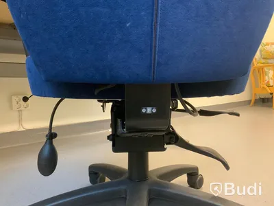 Skrivbord, elektriskt höj- och sänkbart. Inklusive kontorsstol och hyllor 8st, 4 sektioner - Rum 3068