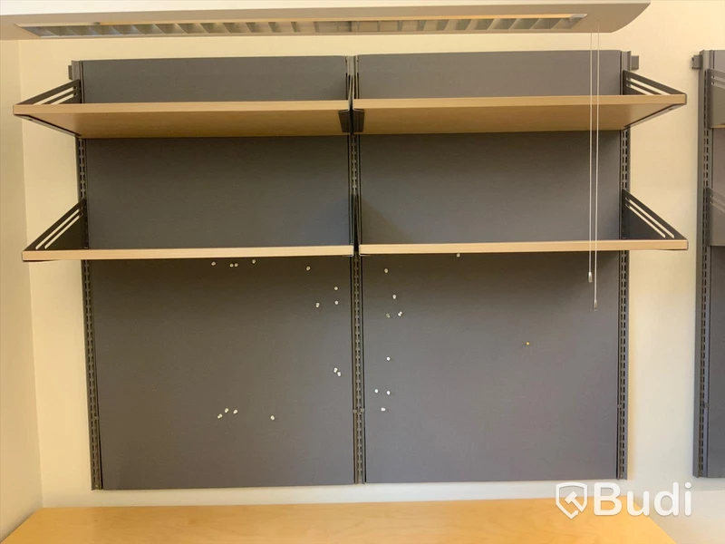 Skrivbord, elektriskt höj- och sänkbart. Inklusive kontorsstol och hyllor 8st, 4 sektioner - Rum 3068