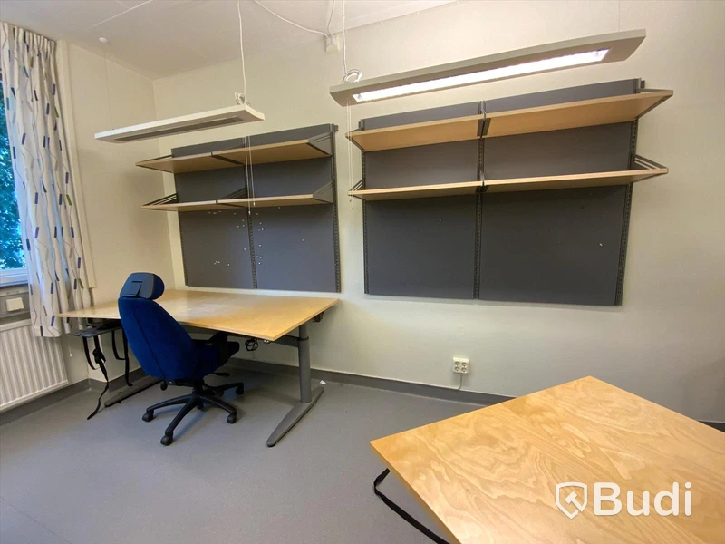 Skrivbord, elektriskt höj- och sänkbart. Inklusive kontorsstol och hyllor 8st, 4 sektioner - Rum 3068
