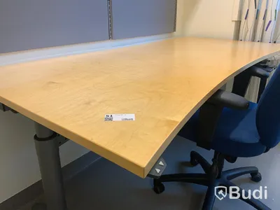Skrivbord, elektriskt höj- och sänkbart. Inklusive kontorsstol och hyllor 4st, 2sektioner - Rum 3068