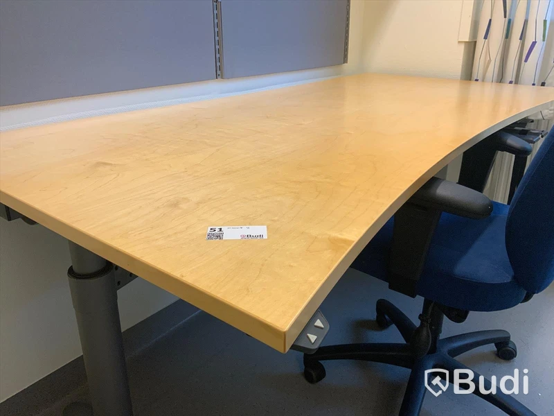 Skrivbord, elektriskt höj- och sänkbart. Inklusive kontorsstol och hyllor 4st, 2sektioner - Rum 3068