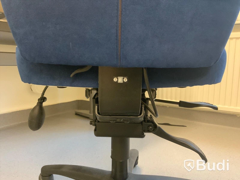 Skrivbord, elektriskt höj- och sänkbart. Inklusive kontorsstol och hyllor 4st, 2sektioner - Rum 3068