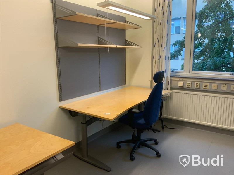 Skrivbord, elektriskt höj- och sänkbart. Inklusive kontorsstol och hyllor 4st, 2sektioner - Rum 3068