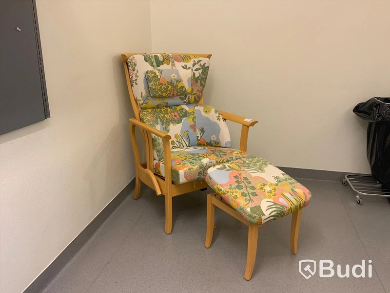 Fåtölj, justerbar rygg med justerbar fotpall- Rum 3068