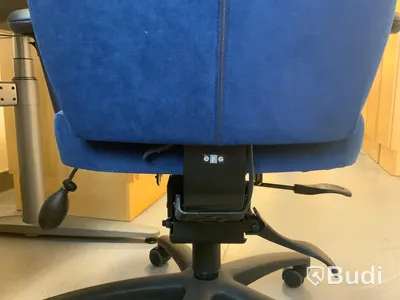 Skrivbord, elektriskt höj- och sänkbart inklusive hurts, kontorsstol, vägghylla 4st och förvaringsskåp  - Rum 3069