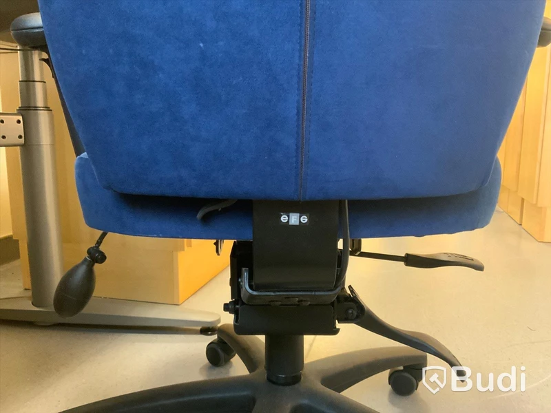 Skrivbord, elektriskt höj- och sänkbart inklusive hurts, kontorsstol, vägghylla 4st och förvaringsskåp  - Rum 3069