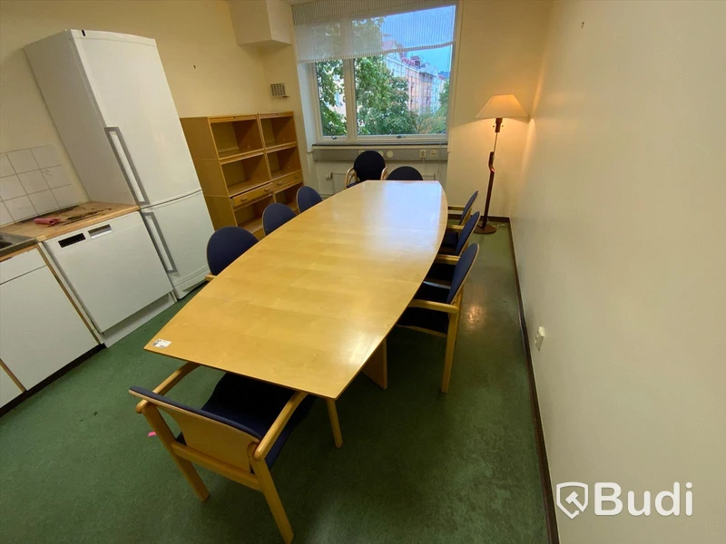 Matbord med tillhörande 10st karmstolar inklusive Jalusihyllor 2st - Rum 3065