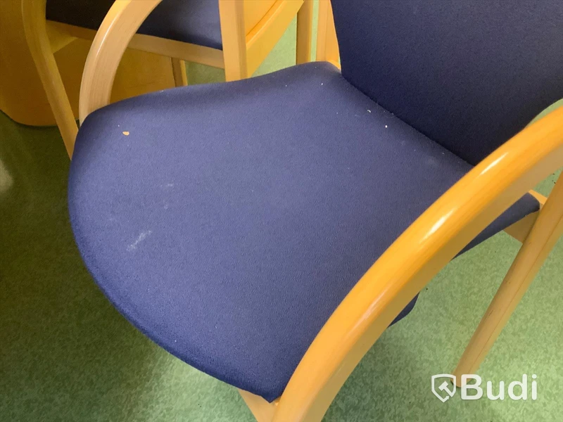 Matbord med tillhörande 10st karmstolar inklusive Jalusihyllor 2st - Rum 3065