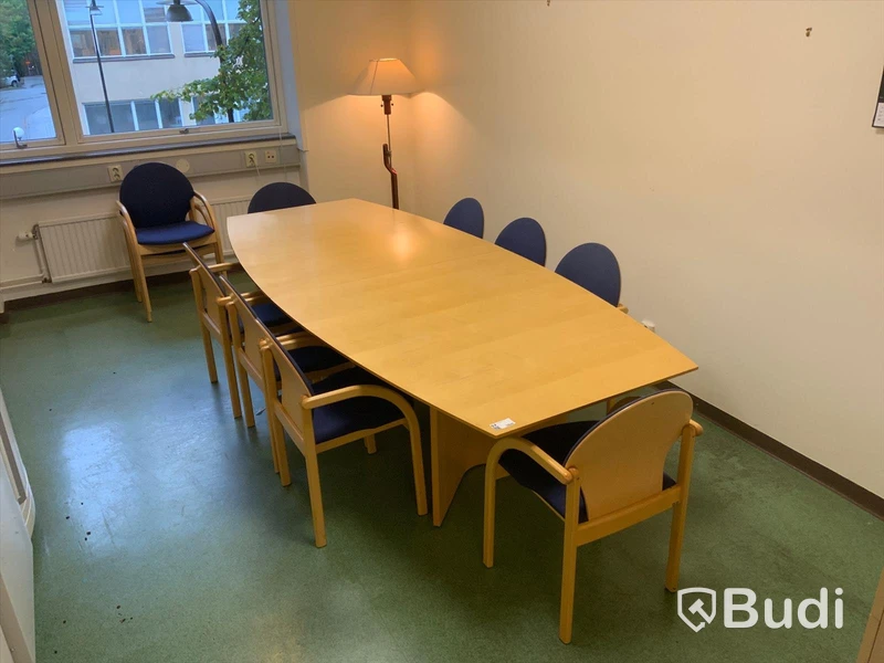 Matbord med tillhörande 10st karmstolar inklusive Jalusihyllor 2st - Rum 3065
