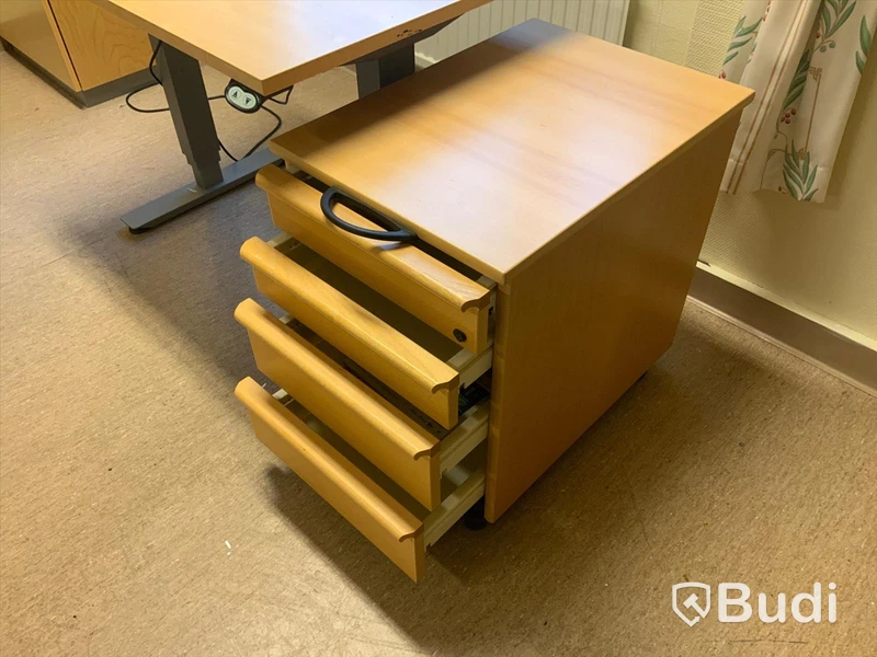 Skrivbord, elektriskt höj- och sänkbart EFG inklusive hurts - Rum 3107