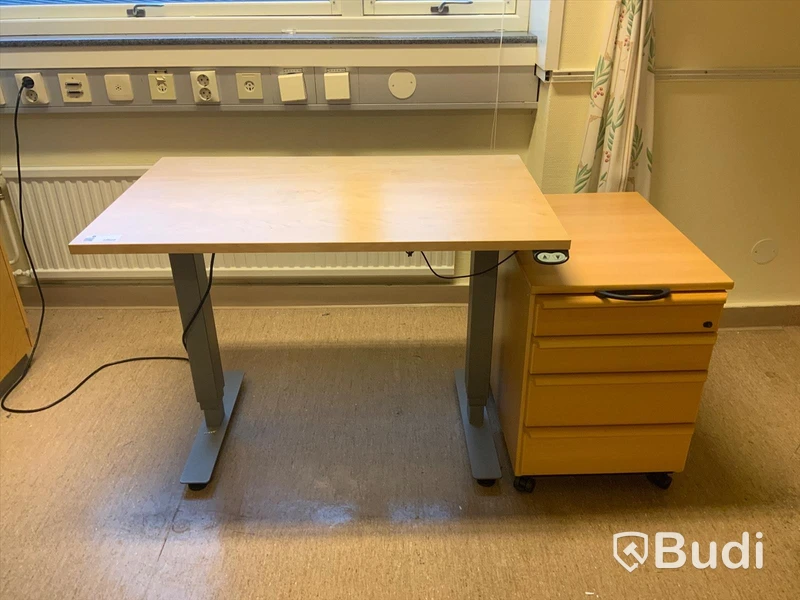 Skrivbord, elektriskt höj- och sänkbart EFG inklusive hurts - Rum 3107