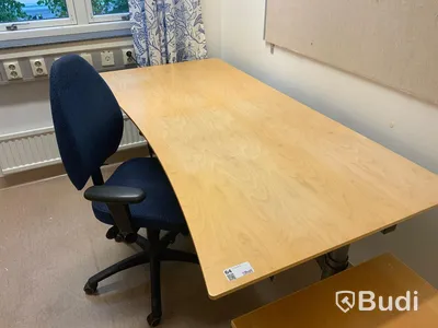 Skrivbord, elektriskt höj- och sänkbart, Hurts, klädSkåp och bokhylla och kontorsstol - Rum 3058